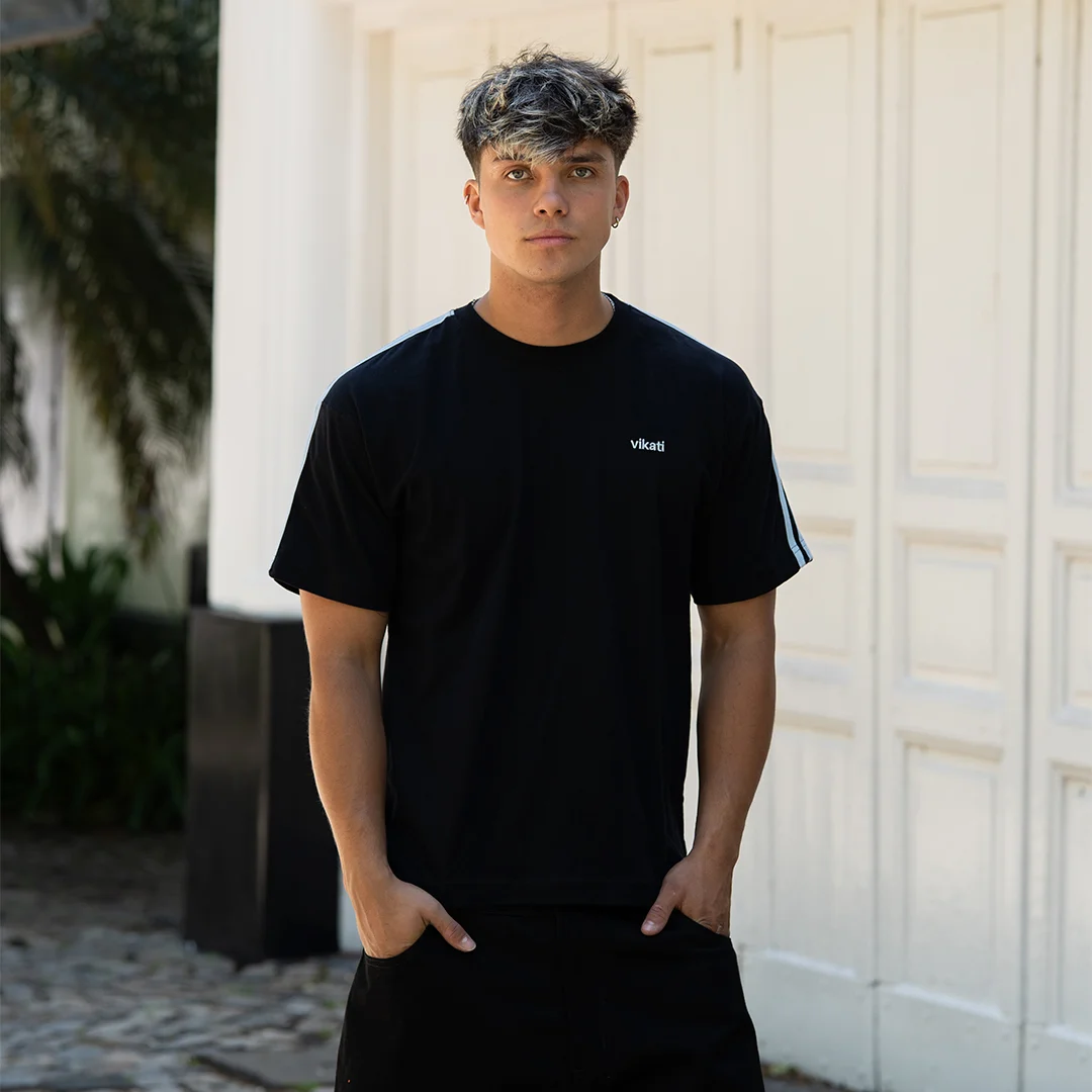 Remera Lines Negra y Celeste